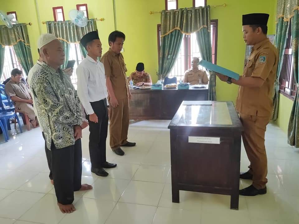 Kades Semau Lantik Perangkat Desa Baru