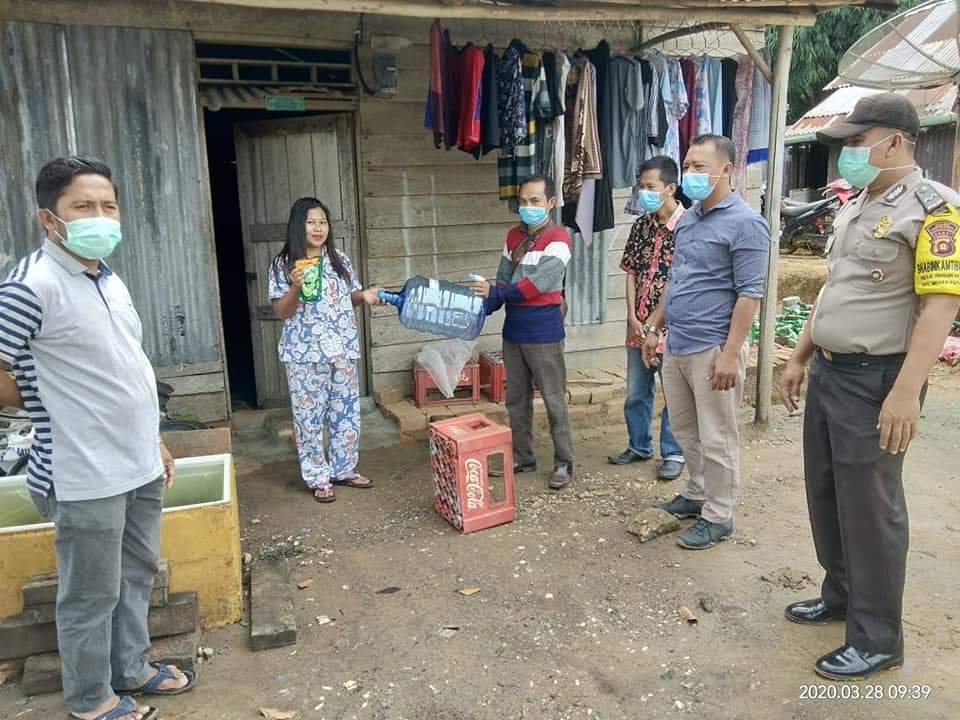 Cegah Corona, Pemdes Dusun Mudo Bagikan Ratusan Galon Air Minum