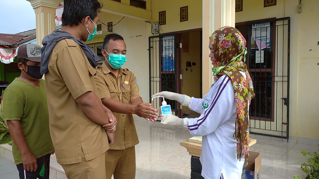 FOTO : Warga saat menggunakan hand sanitizer