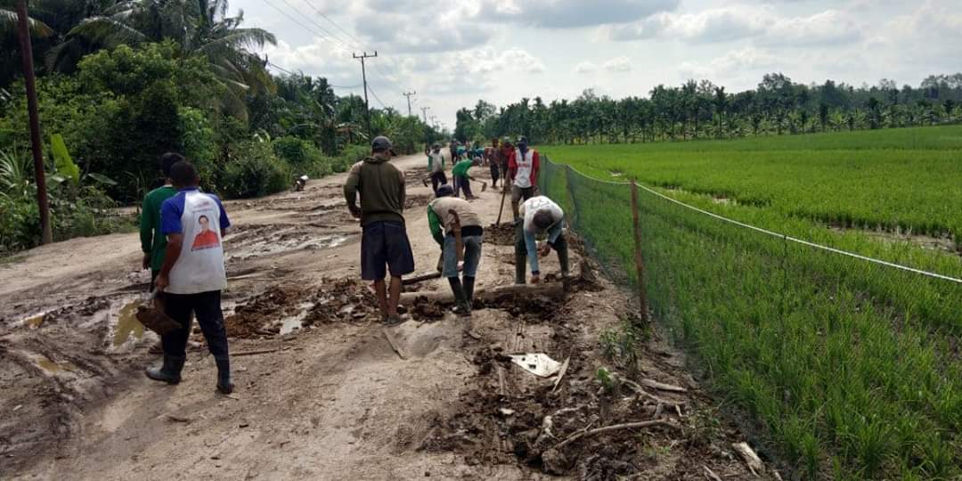 Tak Kunjung Diperbaiki, Masyarakat Desa Sungai Kepayang Gotong-royong Timbun Jalan Lintas Teluk Nilau