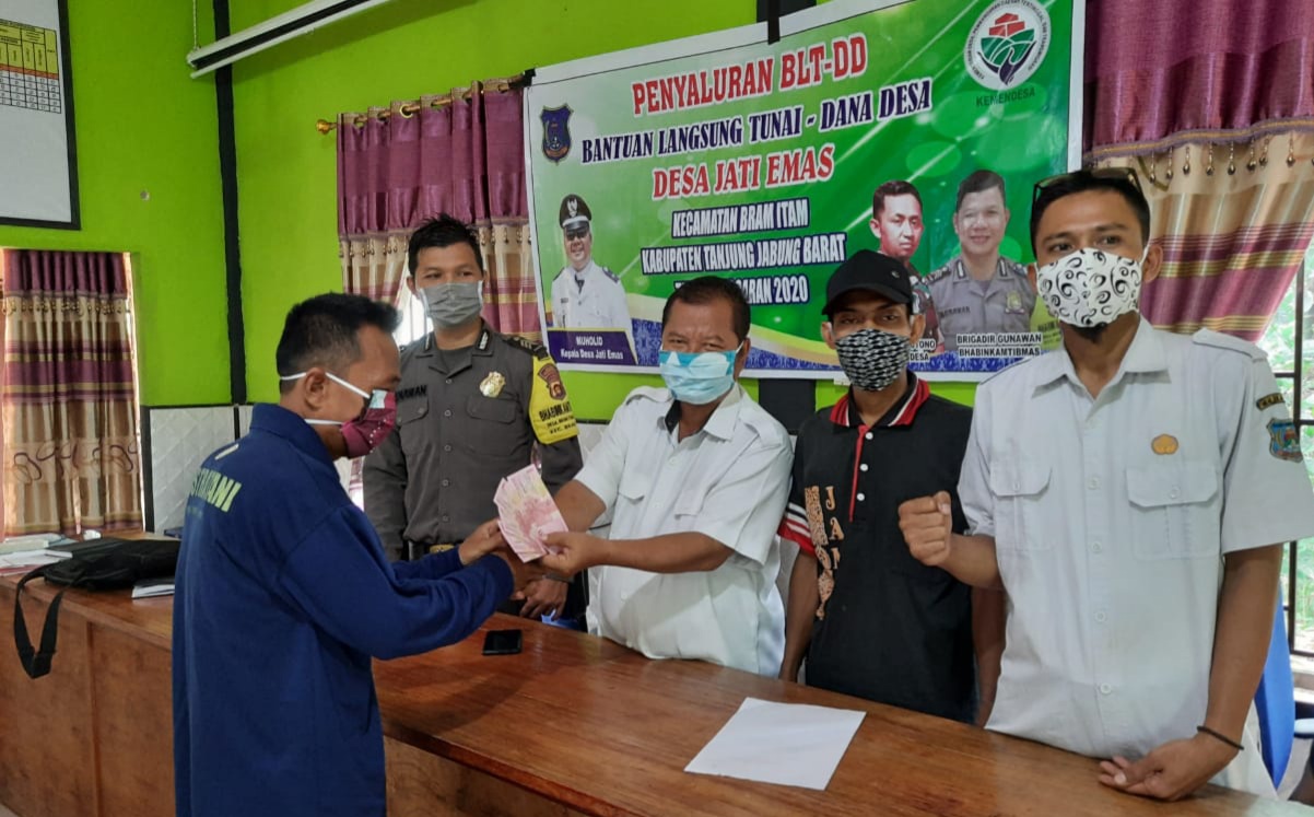 Pemdes Jati Emas Bagikan  BLT Dana Desa ke 42 KK Terdampak Pandemi Covid-19