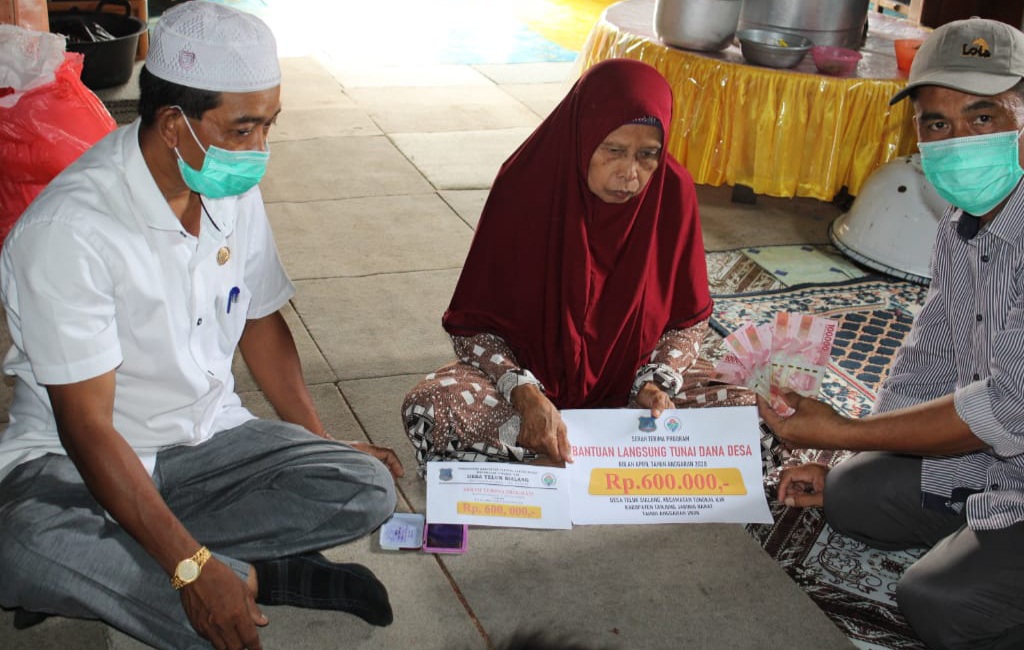Door to Door dan Tempel Stiker ala Desa Teluk Sialang Bagikan Bantuan BLT DD Ke 27 KK