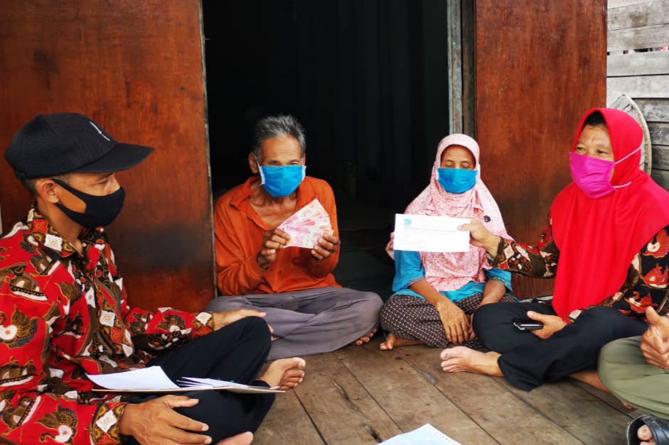 Datangi Rumah ke Rumah, Pemdes Kempas Jaya Bagikan BLT Dana Desa ke 36 KK