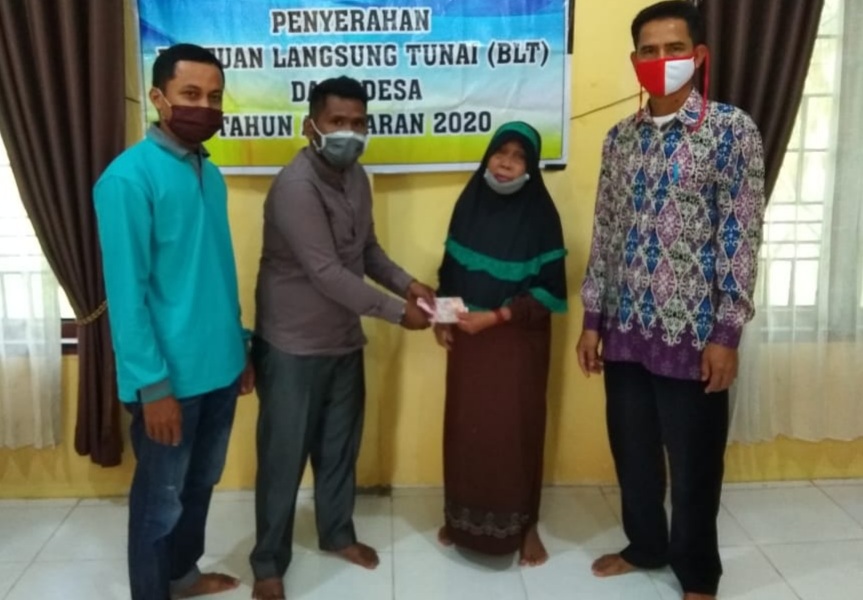 Pemdes Kemuning Bagikan BLT Dana Desa Tahap Lima ke 53 KK