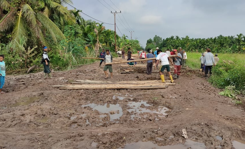 Jalan Lintas Antar Desa Rusak Parah, Kades Sungai Kepayang Ajak Warga Perbaiki Jalan