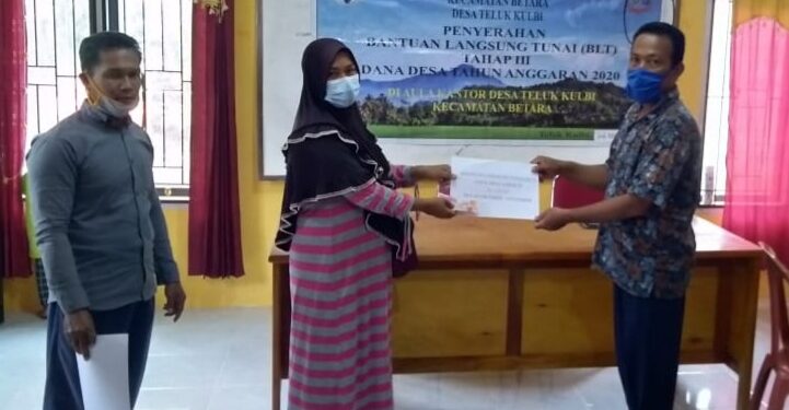 Pemdes Teluk Kulbi Salurkan BLT- DD Tahap 7 dan 8 Untuk 59 KK
