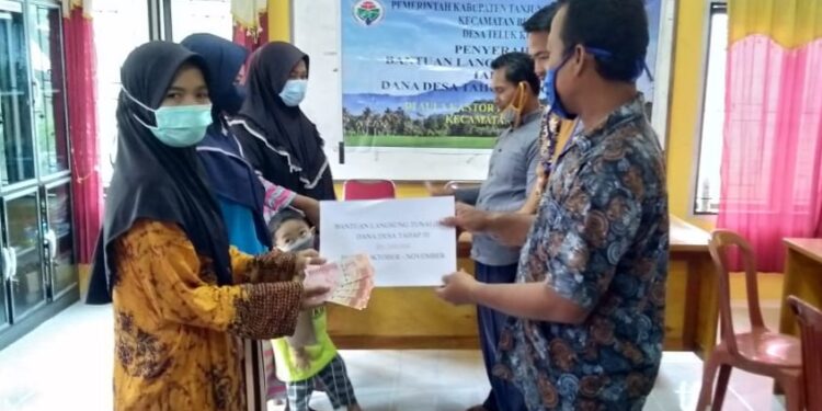 Pemdes Teluk Kulbi Salurkan BLT- DD Tahap 7 dan 8 Untuk 59 KK