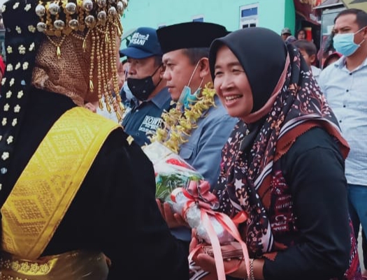 Pulang Kampung Negeri Jujun, Al Haris dan Istri Disambut Kalungan Bunga