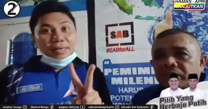 Pengurus DPP Demokrat, Jansen Sitindoan didampingi Ketua DPC Demokrat Kabupaten Bungo, Saiful Acik Bilal saat memberikan keterangan resmi usai memberi arahan kepada kader Demokrat untuk solid memenangkan pasangan HAMAS-APRI di Kabupaten Bungo