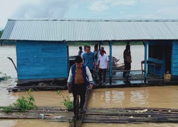 Gunakan Perahu, Al Haris Telusuri dan Lihat Kondisi Desa di Bantaran Sungai Batanghari