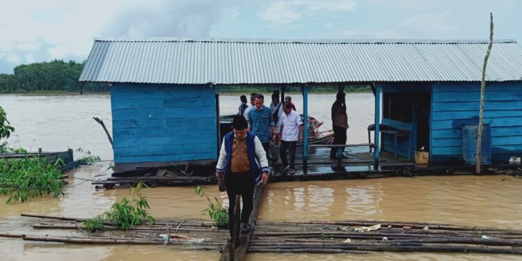 Gunakan Perahu, Al Haris Telusuri dan Lihat Kondisi Desa di Bantaran Sungai Batanghari