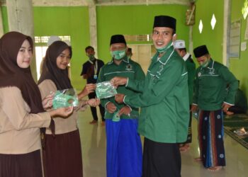 ISNU Tebo Bagikan Seribu Masker Untuk Santri