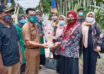 Tim Penilai Lomba HATINYA PKK Sambangi Desa Teluk Kulbi