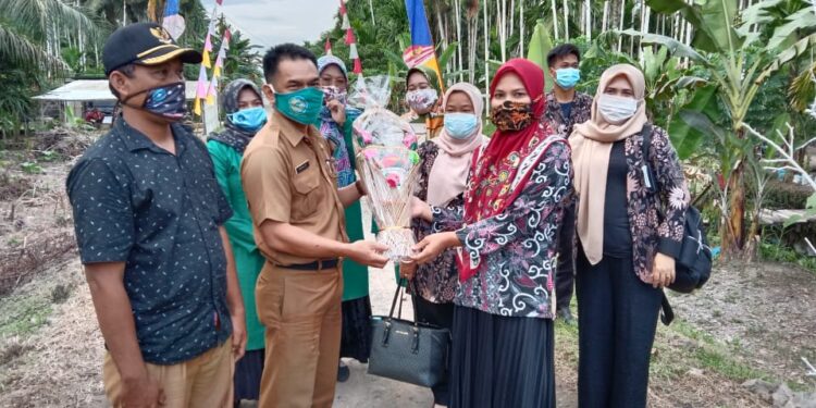 Tim Penilai Lomba HATINYA PKK Sambangi Desa Teluk Kulbi