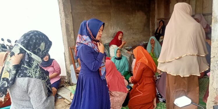 Saat Ikut Pengajian Ibu-ibu di Kota Jambi, Hesti Haris Tampil Elegan dan Sederhana