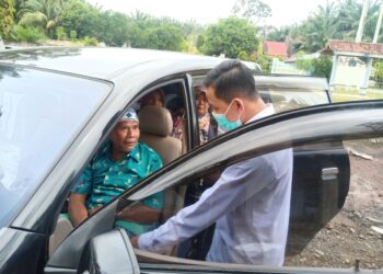 Warga Sedang Sakit Terharu Apri Tiba-tiba Muncul Menjenguk