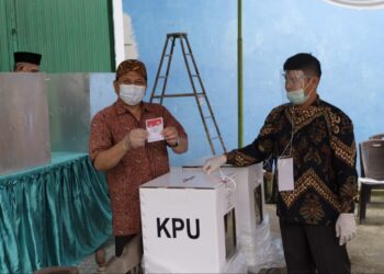 Sebelum Berangkat Supardi Mohon Doa Orang Tua,  Mencoblos di TPS 02 Tebing Tinggi