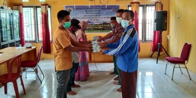 Pemdes Teluk Kulbi Serahkan BLT DD Tahap Akhir 2020