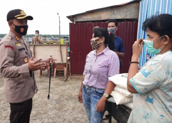 Jelang Penutupan WFC, Kapolres Tanjabbar Bagikan Beras Kepada Pedagang