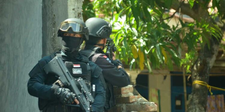 Densus 88 Antiteror Tangkap Dua Terduga Anggota Jaringan Teroris di Kota Jambi