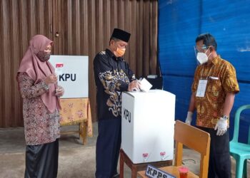 Bersama Keluarga, Abdullah Sani Mencoblos di TPS 16 Talang Bakung