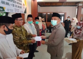 Pemkab Bungo Bersama Baznas Salurkan Bantuan Insentif Kepada 769 Guru Honorer