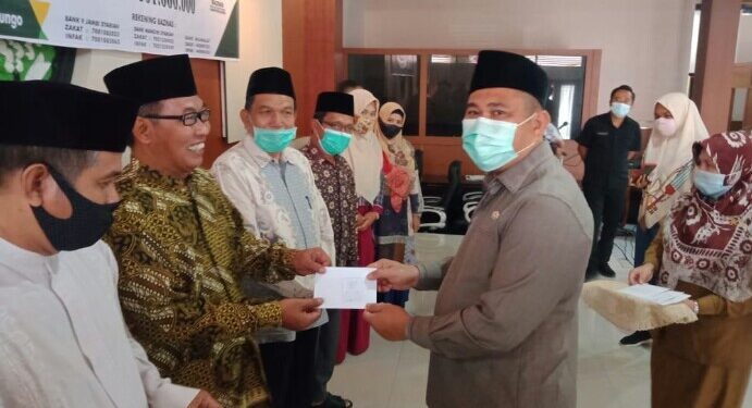 Pemkab Bungo Bersama Baznas Salurkan Bantuan Insentif Kepada 769 Guru Honorer
