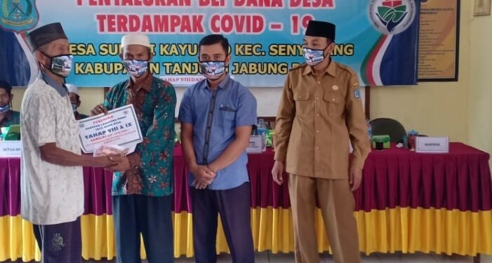 Pemdes Sungai Kayu Aro Serahkan BLT-DD Bulan November – Desember Rp.300 Ribu