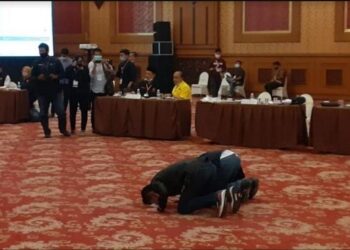 KPU Tetapkan Al Haris-Sani Pemenang Pilkada Jambi, Saksi Paslon Sujud Syukur