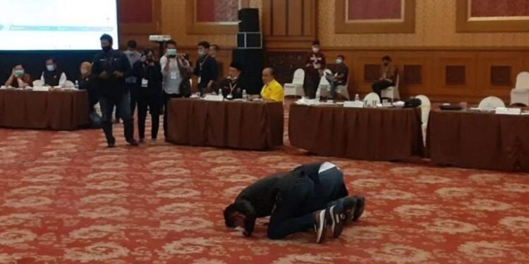 KPU Tetapkan Al Haris-Sani Pemenang Pilkada Jambi, Saksi Paslon Sujud Syukur
