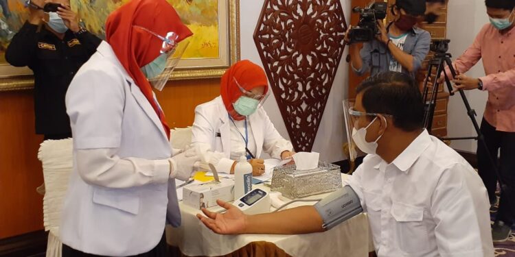 Pinta Masyarakat Jangan Takut Divaksin, Rocky: Rasanya Seperti Disuntik Biasa