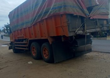 Bongkar Muat, Toko Bangunan di Cadika Ganggu Pengguna Jalan