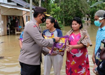 Kapolres Bungo Tinjau Serta Beri Bantuan Kepada Korban Banjir Di Dusun Tanjung Menanti