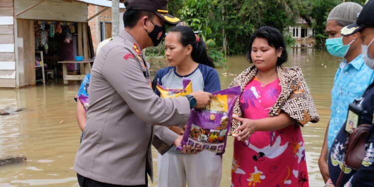Kapolres Bungo Tinjau Serta Beri Bantuan Kepada Korban Banjir Di Dusun Tanjung Menanti