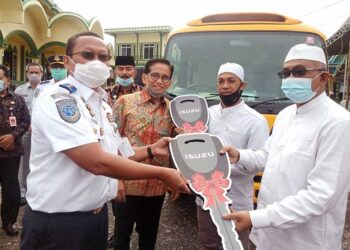 Wabup Amir Sakib Dampingi Dirjen Hubdat Serahkan Bantuan Bus ke Ponpes Al Baqiyatush Shalihat