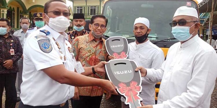 Wabup Amir Sakib Dampingi Dirjen Hubdat Serahkan Bantuan Bus ke Ponpes Al Baqiyatush Shalihat