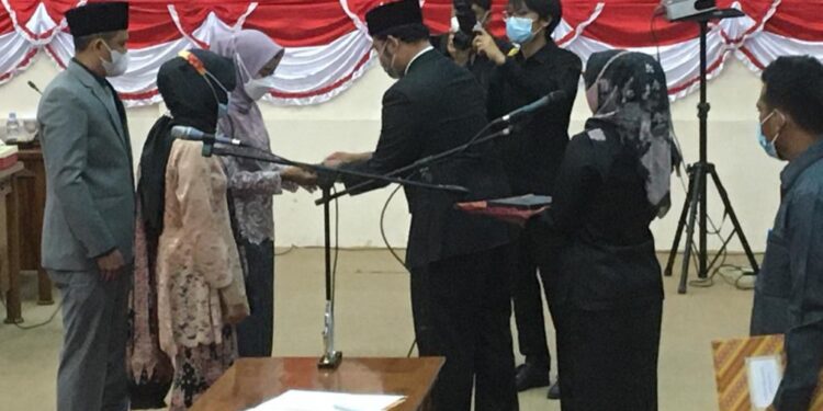 Bunga dan Jamilah Resmi Di Lantik Jadi Anggota DPRD Tanjabar PAW Mulyani dan Hairan