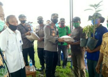Resmikan Program Kampung Tangguh Siginjai, Kapolres Bungo Juga Beri Bantuan Bibit Kepada Kelompok Tani