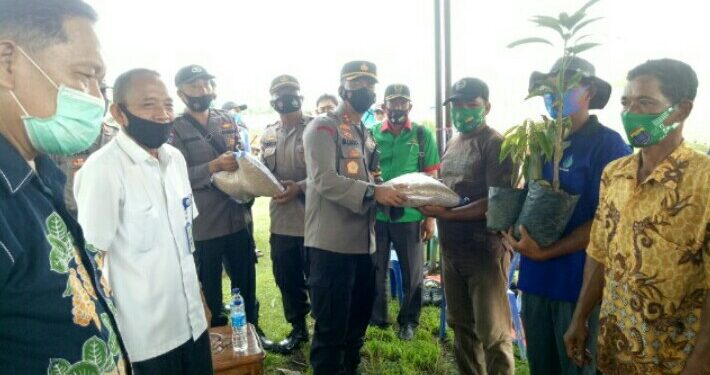 Resmikan Program Kampung Tangguh Siginjai, Kapolres Bungo Juga Beri Bantuan Bibit Kepada Kelompok Tani