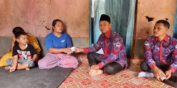 Wujud Kepedulian Terhadap Anggota, PPDI Tanjabbar Serahkan Santunan Kematian