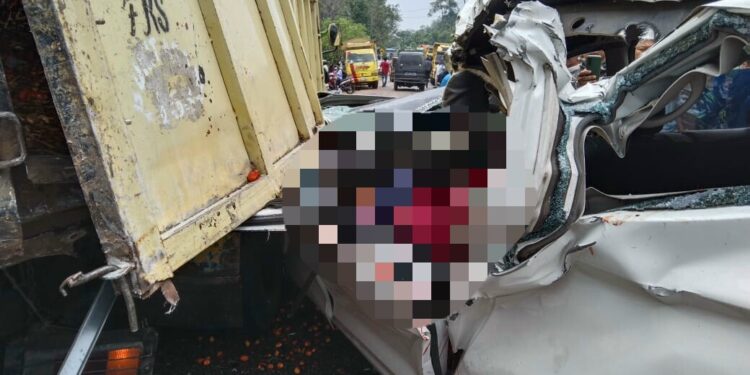 Kecelakaan Maut Di Pelepat, Dua Orang Penumpang Travel Meninggal Dunia Di TKP