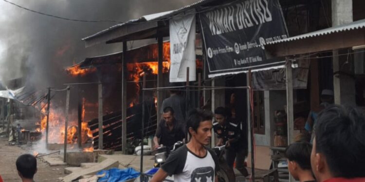 Sijago Merah Mengamuk Hanguskan 8 Kios Pasar Teluk Nilau