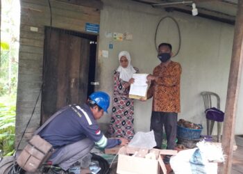 Bersumber dari PADes, Pemdes Kemuning Pasang 4 Unit Meteran Listrik Untuk Warga Kurang Mampu