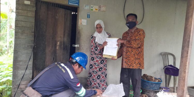 Bersumber dari PADes, Pemdes Kemuning Pasang 4 Unit Meteran Listrik Untuk Warga Kurang Mampu