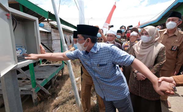 Listrik di 19 Desa Nyala, Bupati : Ekonomi Makin Meningkat