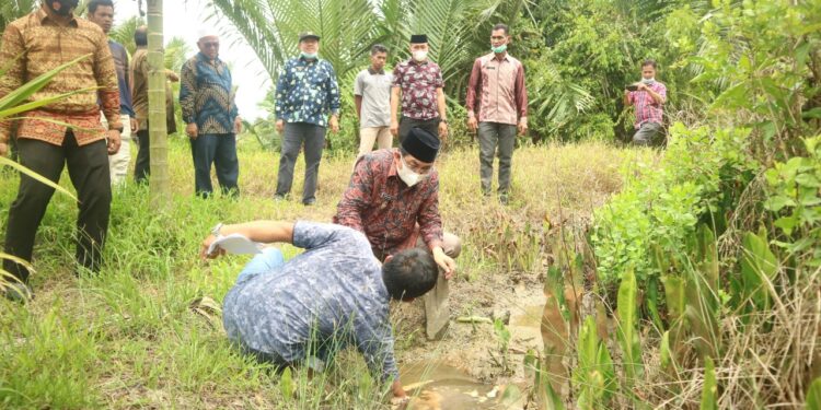 Bupati Sambangi Lahan Warga yang Rusak Akibat Pembangunan Pintu Air