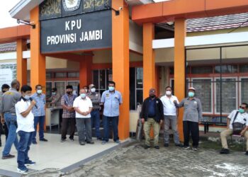 Geruduk KPU Jambi, Massa Desak KPU RI Nonaktifkan Sanusi