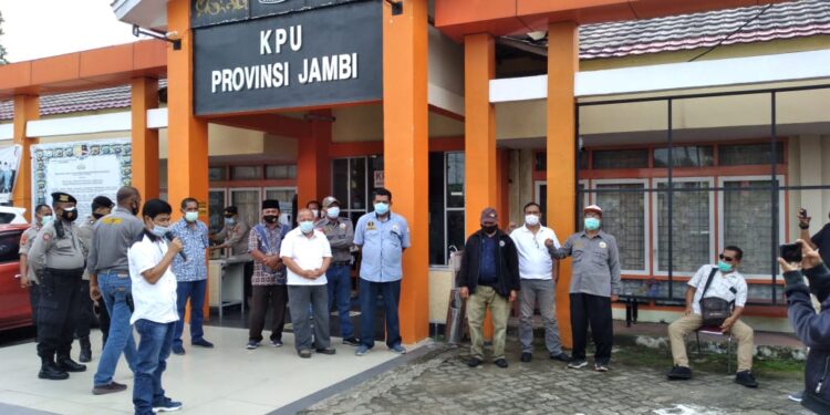 Geruduk KPU Jambi, Massa Desak KPU RI Nonaktifkan Sanusi