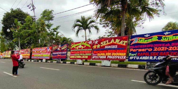 Jelang Pelantikan DPD JOIN Bungo, Jalan Sulthan Taha Dibanjiri Papan Bunga Ucapan