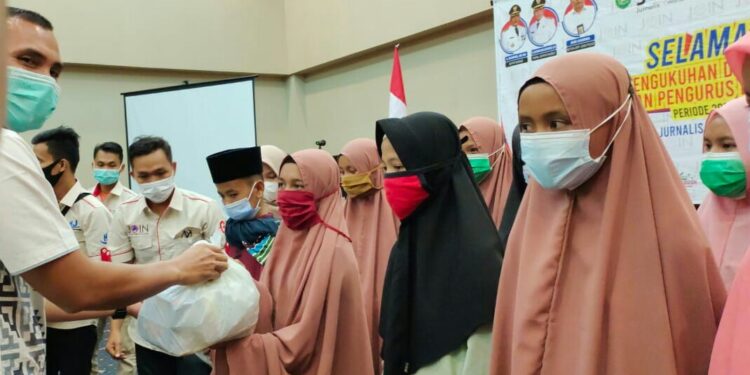 Usai Pelantikan, JOIN Bungo Beri Paket Sembako dan Santuni Anak Yatim